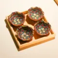 Vista dettagliata di 4 ciotole in ceramica floreale su vassoio di legno, stile boho chic. - Floreale Rosso Bohémien / 4 Griglie 4 Piatti