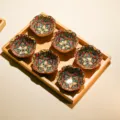 Set di ciotole in ceramica bohémien con 6 piattini e vassoio in legno per la tavola. - Floreale Rosso Bohémien / 6 Griglie 6 Piatti
