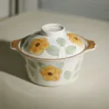 Keramische soepkom met deksel, 1.8L inhoud, elegant geel bloemmotief voor dagelijks gebruik. - Gele Bloem