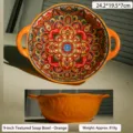 Vista dettagliata della vivace zuppiera in ceramica bohémien con manici e motivo. - Zuppiera con Motivo ad Albero da 9 Pollici / Zuppiera bohémien da 9 pollici con motivo a corteccia - Arancione