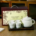 Détail du service à thé en céramique avec théière tasses et plateau en bois élégant. - Set Boîte Cadeau 1 Théière 4 Tasses 1 Plateau / Jaune