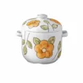 Dettaglio della pentola in ceramica con motivo floreale, due manici, coperchio e capacità di 600ml. - 600ml / Fiore Giallo