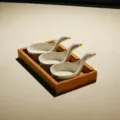 Set ciotole salsa cigno in ceramica con vassoio in legno, dettaglio elegante per snack. - Vassoio Legno 2 Griglie + 3 Piatti Cigno / 3 Piatti + Vassoio 2 Griglie