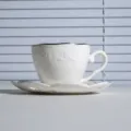 Conjunto de taza y platillo de café de cerámica blanca con borde dorado y mariposa 180ml. - Taza y Plato de Café con Mariposa en Relieve y Borde Dorado