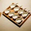 Set di ciotole per salsa a forma di cigno in ceramica con vassoio in legno per cucina e casa. - Vassoio Legno 6 Griglie + 8 Piatti Cigno / 8 Piatti + Vassoio 6 Griglie