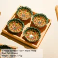 Primo piano dettagliato di quattro ciotole di ceramica colorata in un vassoio di bambù. - Set di Piatti con Vassoio a 4 Griglie
