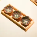 Set di ciotole in ceramica con vassoio in legno, ciotole per salse in stile boho. - Floreale Rosso Bohémien / 3 Griglie 3 Piatti