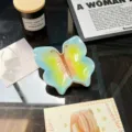 Gros plan d'un plat papillon en céramique dégradé pour déco et palette d'ongles. - Bleu