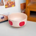 Vista dettagliata della bellissima ciotola in ceramica rosa con motivi di mele rosse. - Base rosa mela rossa 4,75 pollici