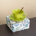 Set de taza de café y platillo de cerámica verde con cuchara, diseño elegante. - 300ml / Juego de Taza y Platillo de Café Floral Cambio de Horno Con Caja de Regalo y Cuchara / Verde