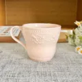 Tazza da caffè in ceramica rosa goffrata con rilievo floreale e manico per uso quotidiano. - 300ml / Rosa