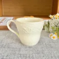 Tazza da caffè in ceramica goffrata con manico, mug latte rilievo floreale per uso quotidiano. - 300ml / Crema