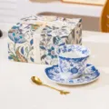 Elegante juego de taza y platillo de té de porcelana azul y blanca con caja de regalo fina. - Conjunto Taza Y Plato Lirio Araña (Caja Color) / Blanco