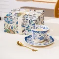 Juego de taza y plato de te de ceramica floral azul y blanca con caja de regalo de lujo. - Conjunto Taza Y Plato Lirio Araña (Caja Color) / Beige