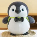Süßes Pinguin Plüschtier Kuscheltier mit Fliege und grünem Gurt, weiche Puppe Geschenk für Kinder. - 25cm Anhänger / Pinguin-Bruder