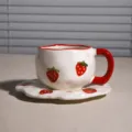 Set de taza de café y platillo de cerámica, bonito diseño de fresa pintado a mano, borde. - Fresa