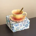 Juego de taza de café y platillo de cerámica con forma de flor, diseño amarillo elegante. - 300ml / Juego de Taza y Platillo de Café Floral Cambio de Horno Con Caja de Regalo y Cuchara / Amarillo