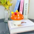 Vue détaillée du pot de rangement champignon en céramique avec des boules colorées. - Ensemble Fourchettes Champignon / Orange