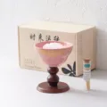 Candela profumata per aromaterapia in calice di ceramica rosa con base in legno e scatola. - Rosa