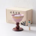 Candela profumata in ceramica con base in legno, cera di soia viola e confezione regalo. - Viola
