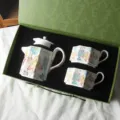 Set da tè in ceramica mughetto di lusso con teiera e tazze in elegante confezione regalo verde. - Set Regalo Teiera e Due Tazze Mughetto / Bianco