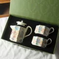 Set d'acqua in ceramica mughetto di lusso con teiera e due tasse in una confezione regalo. - Set Regalo Teiera e Due Tazze Mughetto / Beige