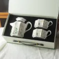 Set da tè in ceramica mughetto di lusso con teiera e tazze in confezione regalo chic. - Set Regalo Teiera e Due Tazze Iris / Bianco