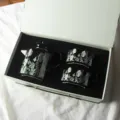 Set da tè in ceramica nera con motivo di mughetto bianco, elegante confezione regalo. - Set Regalo Teiera e Due Tazze Iris / Nero