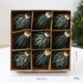 Set of 9 dark green Christmas ornaments with silver glitter in a kraft gift box - Painted Diamond Pattern (1) / 8cm / Green