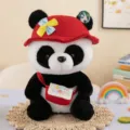 Süßes Panda Plüschtier mit rotem Hut und Tasche, weiches Kuscheltier Geschenk für Kinder. - Roter Hut und Umhängetasche-Stil
