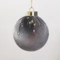Elegante pallina di Natale in tessuto grigio da 8 cm con motivi a stelle dorate - Stella Grigio