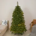 Albero di Natale artificiale in stile nordamericano con luci LED in una stanza calda - 150cm / Albero di Natale in Larice PE / Con Luci LED
