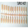 Primo piano di unghie finte french manicure con base nude e punte bianche su supporto. - Stile Francese K37