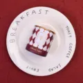Canned tea gift box featuring an elegant maroon and white argyle pattern with gold foil accents. - 4.8*4.8*5.5CM / Red
