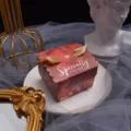 Elegante huwelijks snoepdoos met rozenmotief en gouden strik voor feestelijke cadeaus. - Klein 6,5 x 6,5 x 4,5 cm / Vintage Bloemen (Gouden Vleugels)