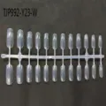 Dettaglio di unghie finte in plastica trasparente su striscia, design corto non verniciato. - Tip per Unghie Trasparenti Quadrate-Rotonde Corte (TJP992-Y23-W)