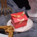 Rode huwelijkscadeau-doos voor snoep met gouden verenontwerp en elegante satijnen lint. - Klein 6,5 x 6,5 x 4,5 cm / Rood Goud Veer (Gouden Vleugels)