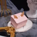 Roze huwelijk snoep geschenkdoos met schattige gouden strik oren en elegant geschulpte rand. - Klein 6,5 x 6,5 x 4,5 cm / Roze Bedankt (Gouden Vleugels)