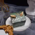 Elegante groene trouwbonbondoos met goudfolie opdruk en strik voor verlovingsfeestcadeaus. - Klein 6,5 x 6,5 x 4,5 cm / Bos Varenblad (Gouden Vleugels)
