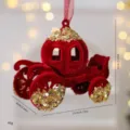Bordeauxrode geflokte kerstkoets ornament met gouden pailletten - Pompoenwagen
