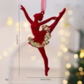 Elegante wijnrode gevlokte ballerina kerstboomversiering met gouden lovertjes en afmetingen - Ballet Meisje
