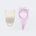 Set de rizador de pestañas y peine de maquillaje de plástico beige y rosa dos piezas - Set de dos piezas