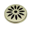 Tapa de bandeja para mosquitos de metal dorado con diseño floral hueco y púas internas. - Portaespirales antimosquitos con tapa
