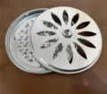 Bandeja de soporte para espirales de mosquitos metálica con tapa hueca y base de clavos. - Soporte de Espiral Antimosquitos Con Tapa (Plata Exportación) / Plateado