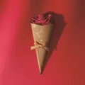 Scatola di imballaggio a cono di fiori per matrimonio, sacchetto di caramelle con nastro e rosa. - Fiore rosso con fiocco giallo / Lungo circa 21,5 cm / Giallo