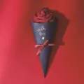 Scatola di caramelle a cono gelato creativa con rosa rossa, ideale per matrimoni e regali romantici. - Fiore rosso con fiocco rosso / Lungo circa 21,5 cm / Blu scuro