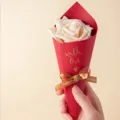 Scatola di caramelle a cono per matrimonio confezione di carta con fiore di rosa finta. - Fiore beige con fiocco giallo / Lungo circa 21,5 cm / Rosso