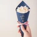 Scatola di carta a cono per matrimonio stile europeo confezione regalo con nastro - Fiore beige con fiocco rosa / Lungo circa 21,5 cm / Blu