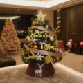 Vista detallada del árbol de Navidad DIY de 45 cm con adornos dorados y café festivos - Tema de Renno Café Dorado Árbol de 45cm (Con Luces)