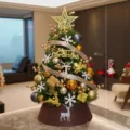 Detalle de un árbol de Navidad de mesa de 60 cm con elegantes adornos dorados y café - Tema de Renno Café Dorado Árbol de 60cm (Con Luces)